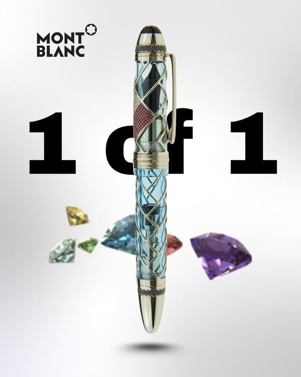 Montblanc „1 von 1“ Einzelstück-Füllfederhalter mit transparent-türkisblauem Kristallschaft, umhüllt von einem goldfarbenen Metallgitter, besetzt mit bunten Edelstein-Akzenten; im Hintergrund locker schwebende, facettenreiche Edelsteine in Gelb, Grün, Blau, Rot und Violett.