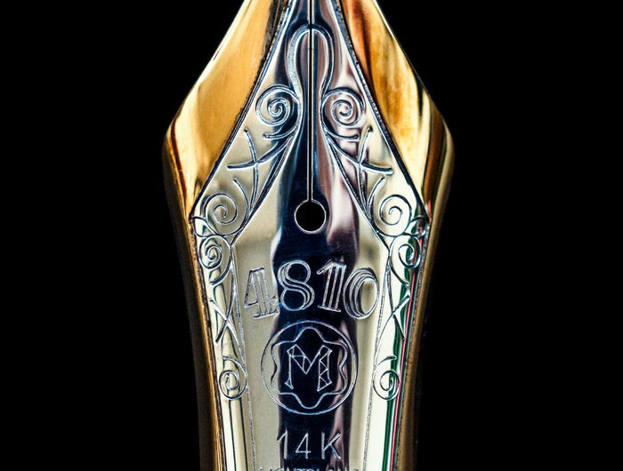 Eine Montblanc Meisterstück Feder 4810 in Gold und Silber auf schwarzem Hintergrund