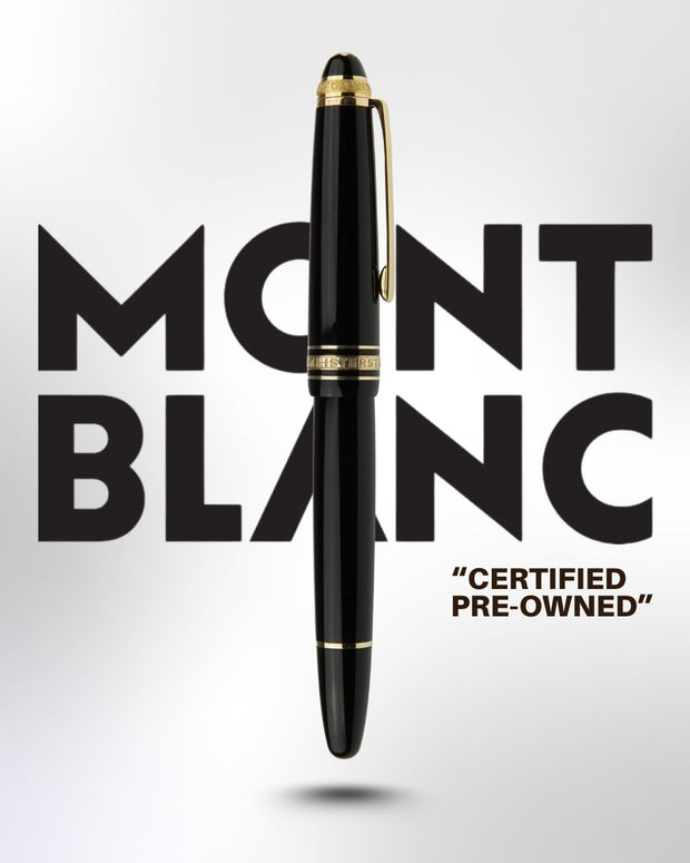 Schwarzer Montblanc-Füllfederhalter aus hochglänzendem Harz mit goldfarbenen Beschlägen und Kappe, vertikal zentriert vor dem großformatigen, schwarz hinterlegten „MONTBLANC“-Schriftzug auf hellem Hintergrund; rechts unten der Text „CERTIFIED PRE-OWNED“.