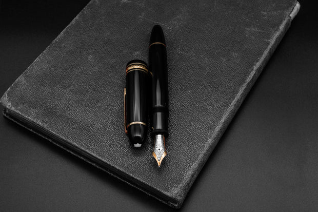 Montblanc Meisterstück auf altem Vintage Organizer 